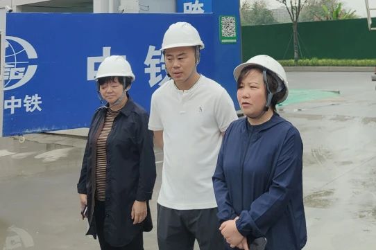 成都市新津區人大常委會(huì )副主任楊梅到五津長(cháng)島小學(xué)項目檢查指導工作.jpg